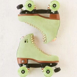 Moxi UO Exclusive Green Suede Roller Skates